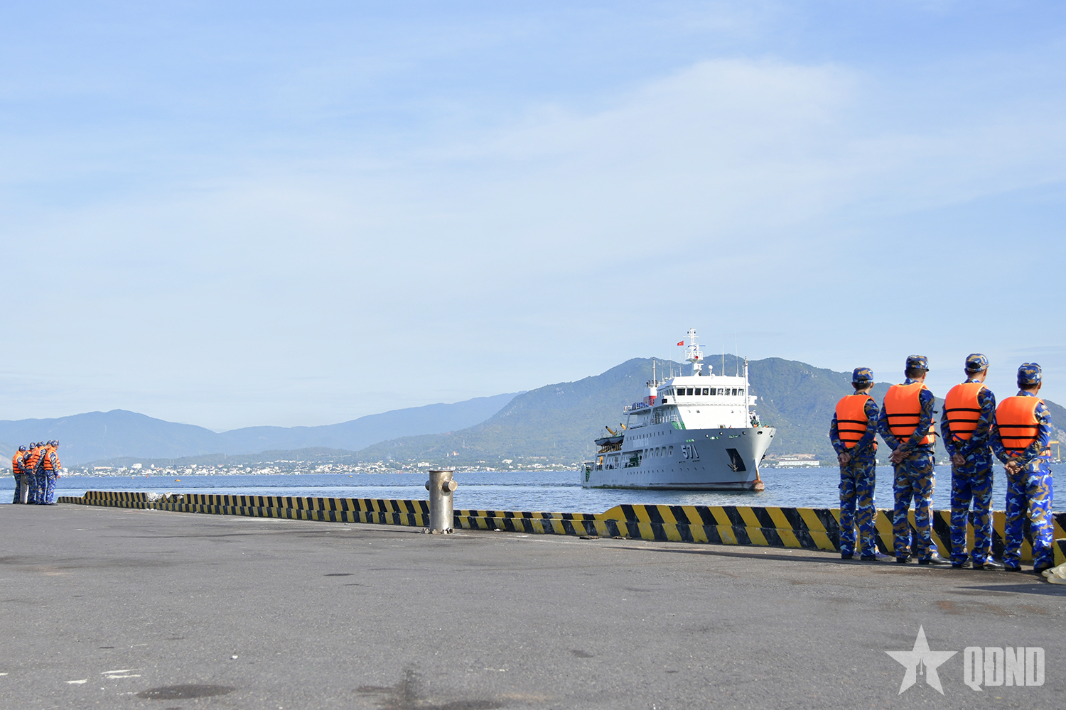 Vùng 4 Hải quân: Lữ đoàn 955 đưa bệnh nhân từ đảo Song Tử Tây về đất liền